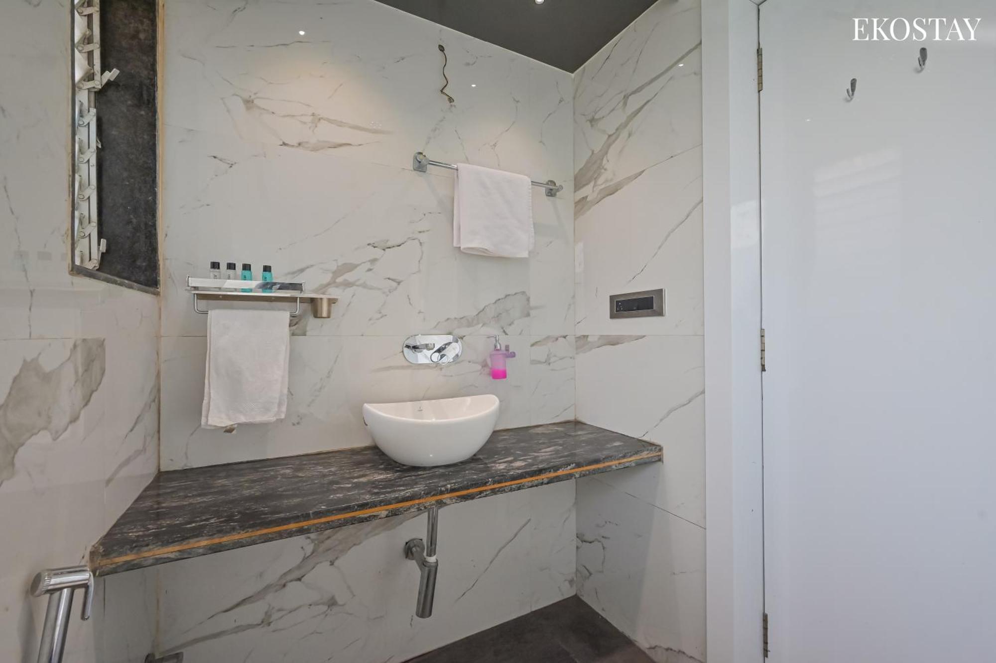EKOSTAY Gold - Peninsula Villa Lonavala Luaran gambar